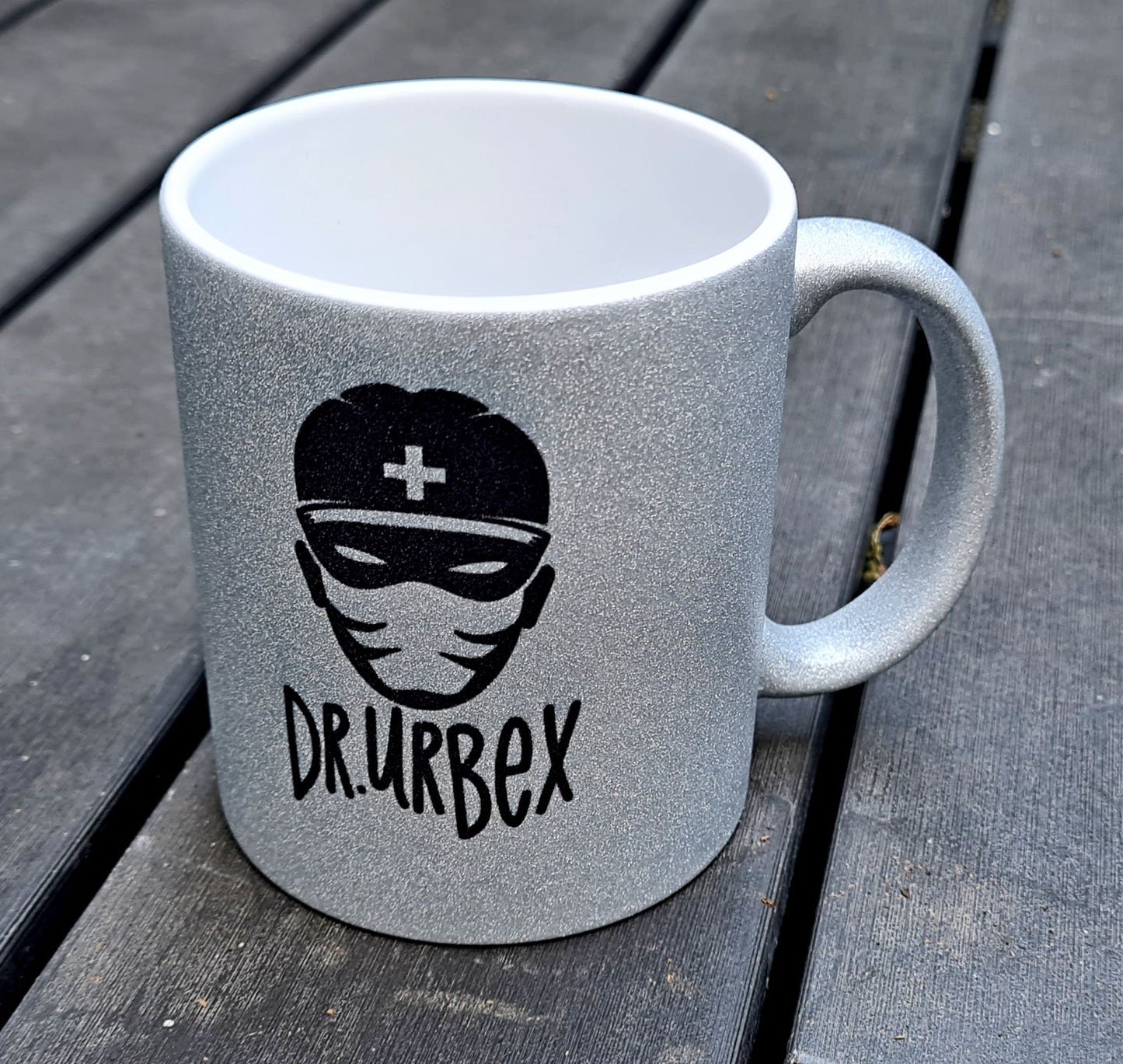 Glitzer-Tasse mit beidseitigem Motiv, Dr.Urbex, Farbe: silber/Glitzer, Keramik Kaffee-Becher mit Lost Place Motiv