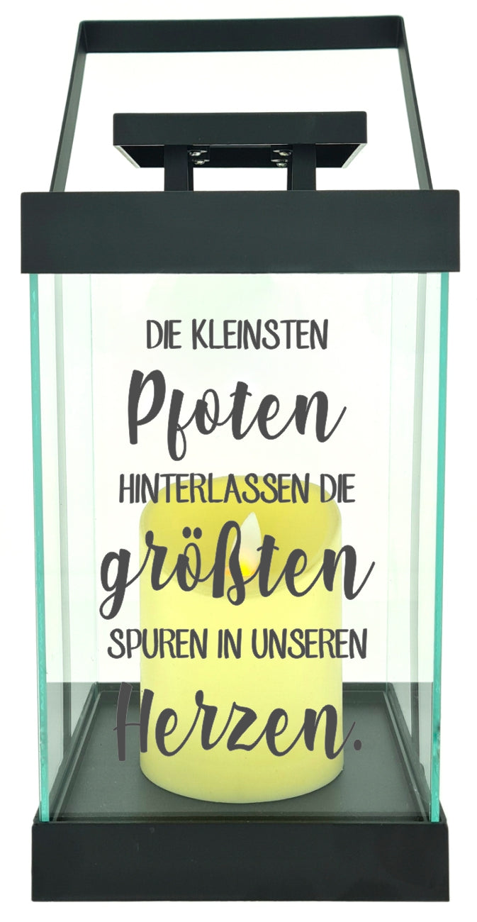 Edle Glas-Laterne mit LED-Kerze, Die kleinsten Pfoten hinterlassen die größten Spuren, Timer, 35cm hoch mit Bügel, 24,5x13x13cm, Batterie LED-Licht LED-Laterne LED-Lampe mit Text Spruch Trauer-Licht