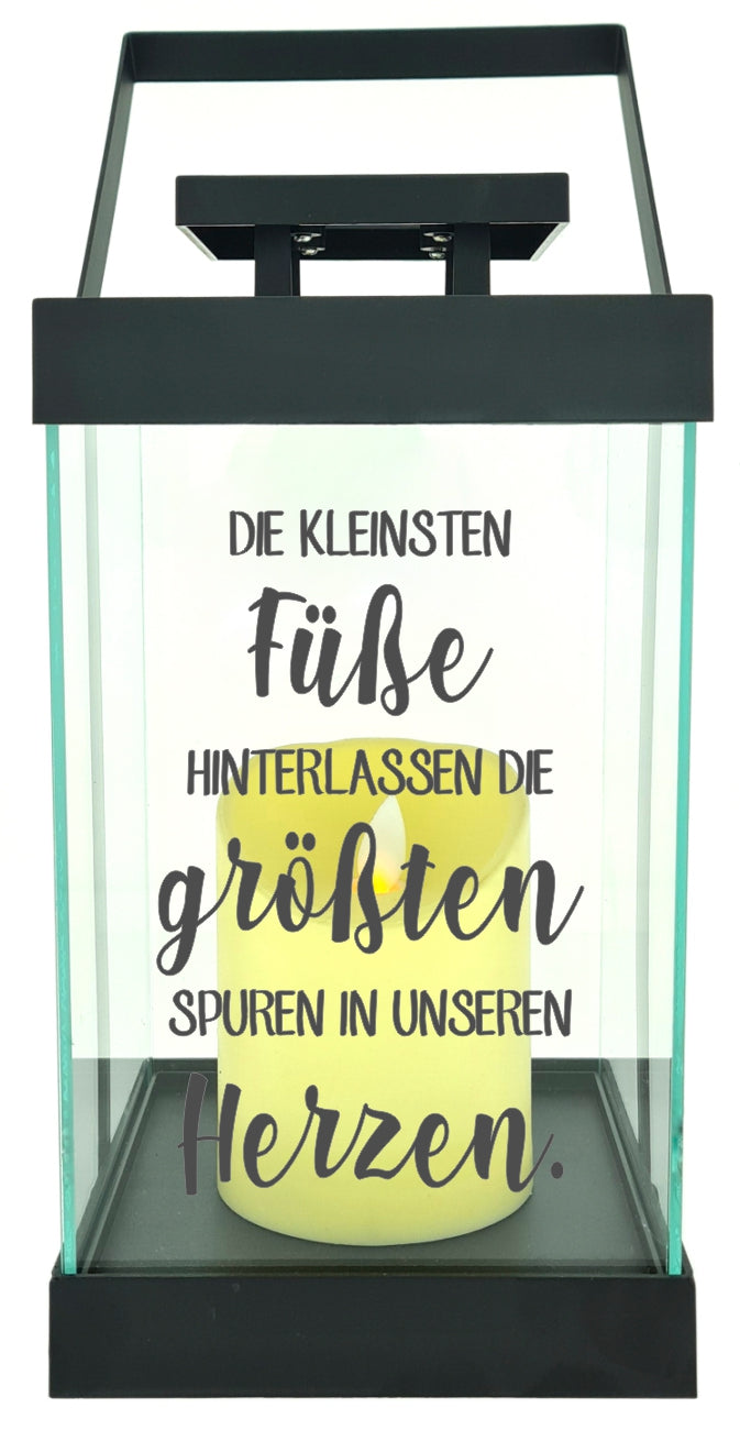 Edle Glas-Laterne mit LED-Kerze, Die kleinsten Füße hinterlassen die größten Spuren, Timer, 35cm hoch mit Bügel, 24,5x13x13cm, Batterie LED-Licht LED-Laterne LED-Lampe mit Text Spruch Trauer-Licht