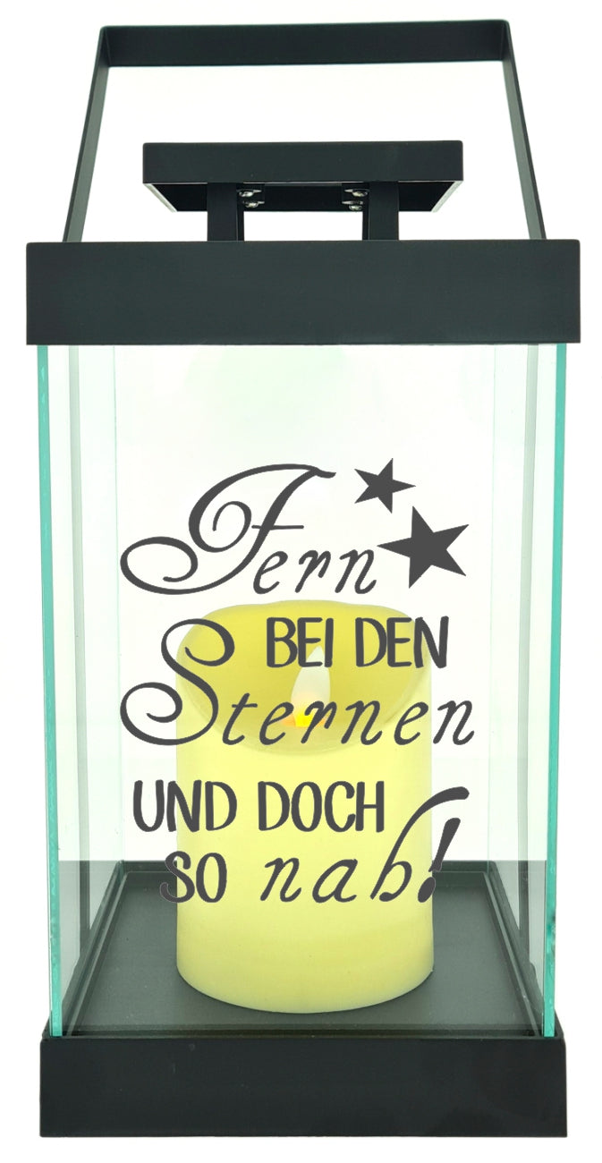 Edle Glas-Laterne mit LED-Kerze, Fern bei den Sternen und doch so nah, Timer, 35cm hoch mit Bügel, 24,5x13x13cm, Batterie LED-Licht LED-Laterne LED-Lampe mit Text Spruch Trauer-Licht