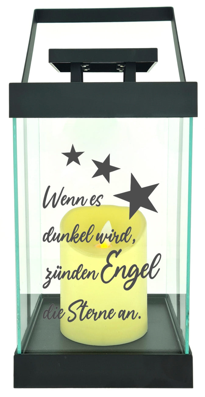 Edle Glas-Laterne mit LED-Kerze, Wenn es dunkel wird zünden Engel die Sterne an, Timer, 35cm hoch mit Bügel, 24,5x13x13cm, Batterie LED-Licht LED-Laterne LED-Lampe mit Text Spruch Trauer-Licht
