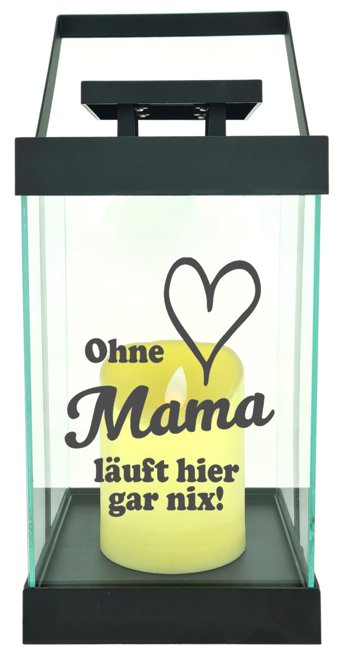 Edle Glas-Laterne mit LED-Kerze, Ohne Mama läuft hier nichts Herz, Timer, 35cm hoch mit Bügel, 24,5x13x13cm, Batterie LED-Licht LED-Laterne LED-Lampe mit Text Spruch