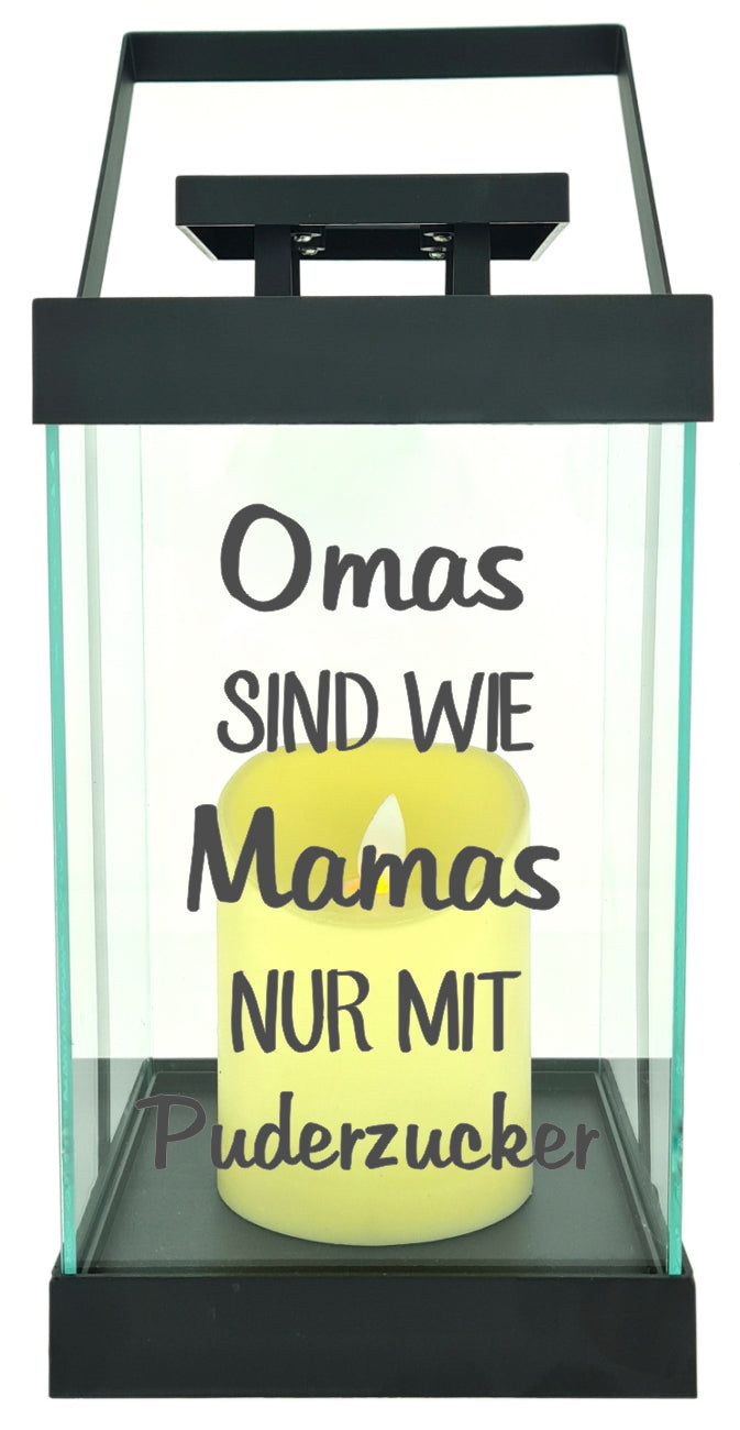 Edle Glas-Laterne mit LED-Kerze, Omas sind wie Mamas nur mit Puderzucker, Timer, 35cm hoch mit Bügel, 24,5x13x13cm, Batterie LED-Licht LED-Laterne LED-Lampe mit Text Spruch