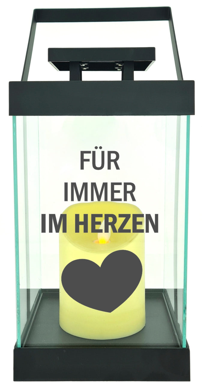 Edle Glas-Laterne mit LED-Kerze, Für immer im Herzen Trauer, Timer, 35cm hoch mit Bügel, 24,5x13x13cm, Batterie LED-Licht LED-Laterne LED-Lampe mit Text Spruch