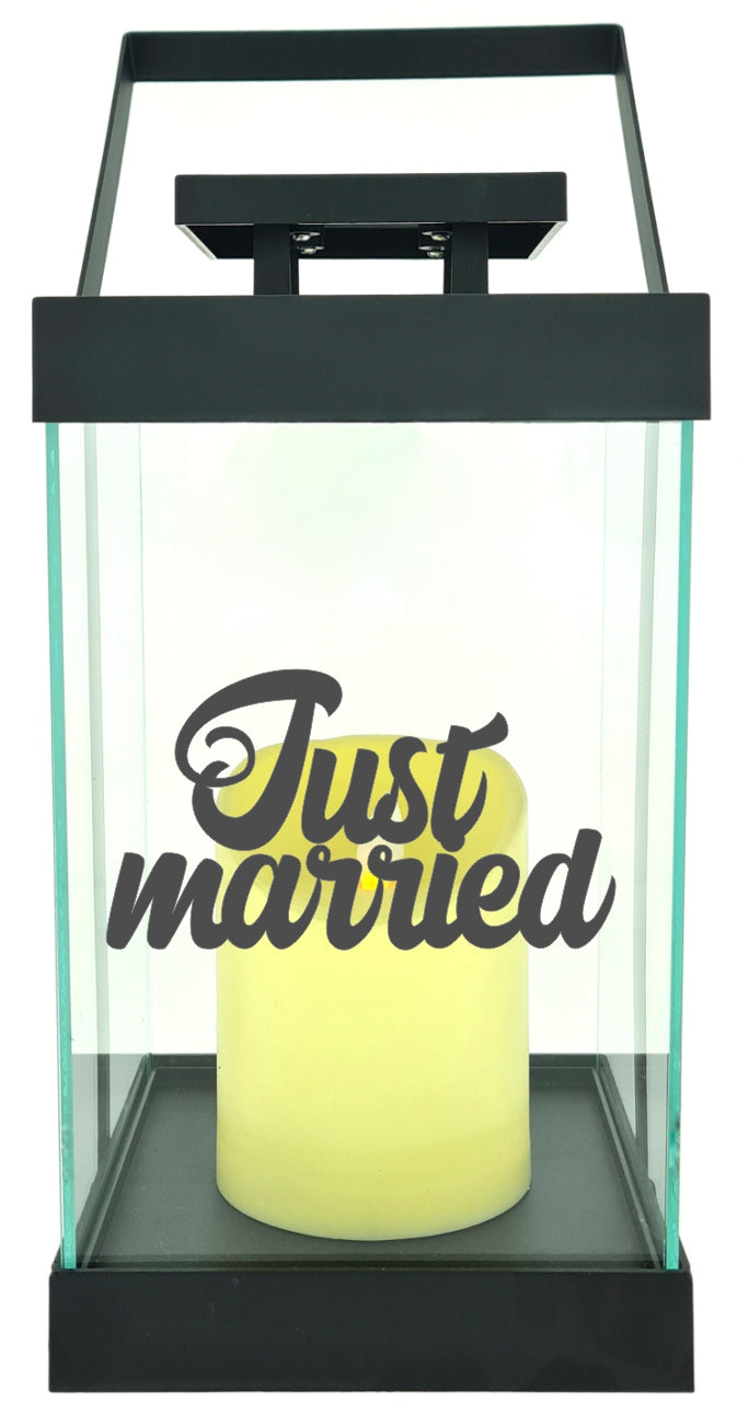 Edle Glas-Laterne mit LED-Kerze, Just married Hochzeit, Timer, 35cm hoch mit Bügel, 24,5x13x13cm, Batterie LED-Licht LED-Laterne LED-Lampe mit Text Spruch