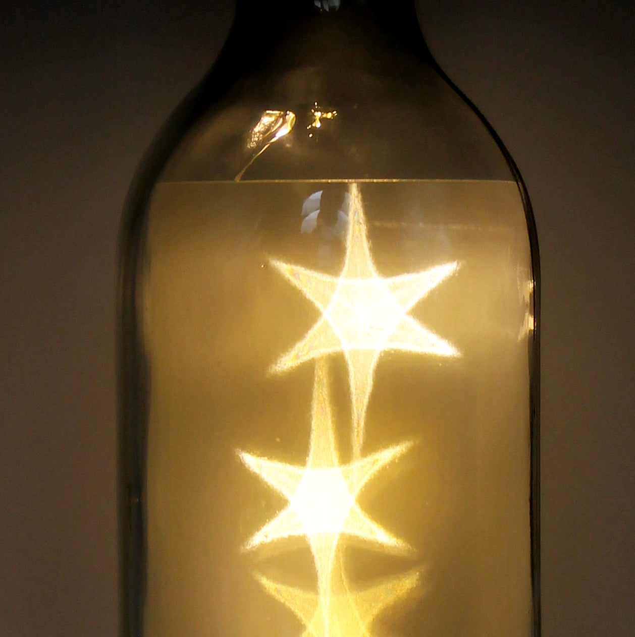LED-Flasche Folien-Motiv, Omas sind wie Mamas nur mit Puderzucker, 29cm, Flaschen-Licht Lampe mit Text Spruch