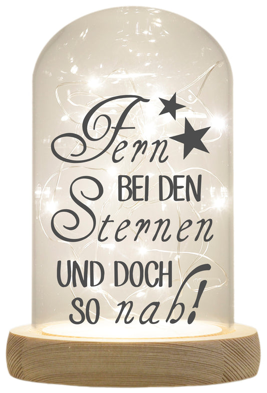 LED-Glaskuppel, Fern bei den Sternen und doch so nah, 16,5x11cm, Glasglocke mit LED-Licht und Holz-Fuß LED-Laterne LED-Lampe mit Text Spruch