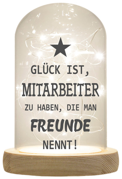 LED-Glaskuppel, Mitarbeiter die man Freunde nennt, 16,5x11cm, Glasglocke mit LED-Licht und Holz-Fuß LED-Laterne LED-Lampe mit Text Spruch